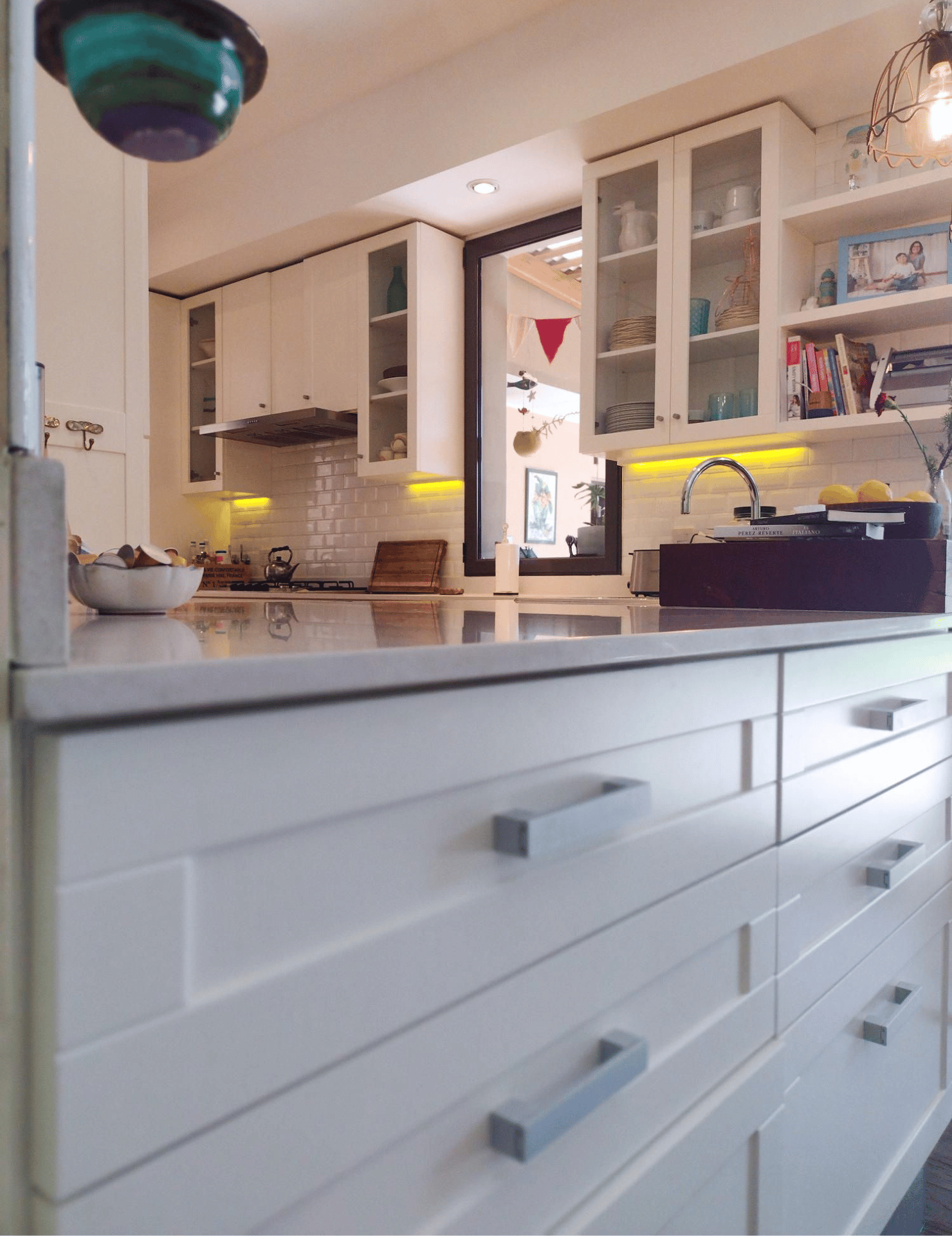 Cocina laqueada funcional y moderna - Imagen 11