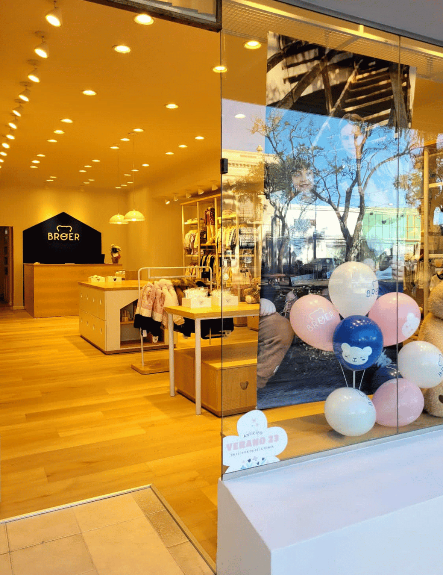 Diseño de interiores para tienda de ropa infantil - Imagen 2