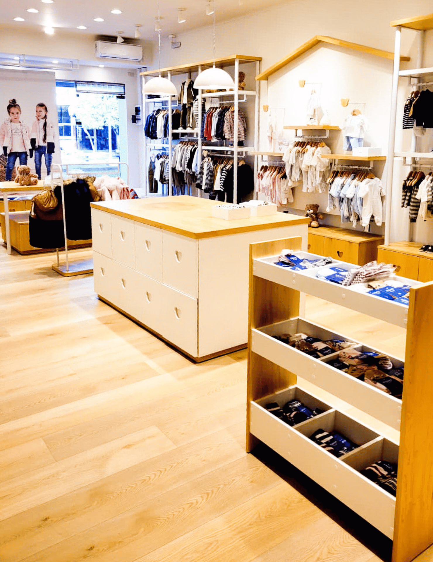 Exhibidores personalizados para Comercio Broer - Imagen 3